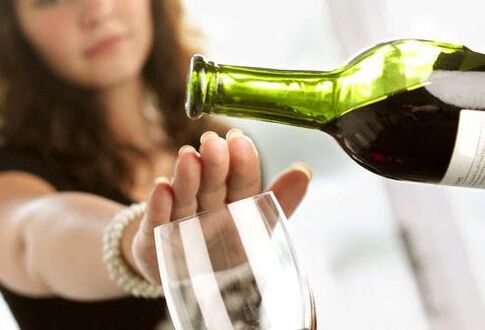 La niña no le permite verter su vino en una copa