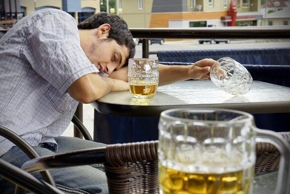 Cómo ayudar a una persona que bebe a dejar de beber