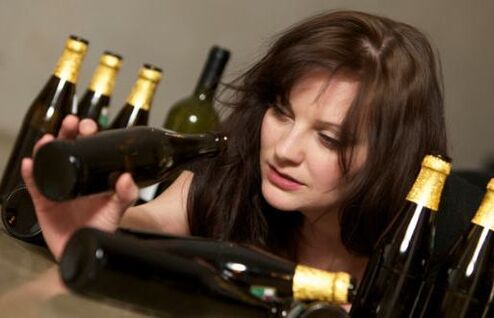 En la etapa 2 del alcoholismo, una mujer bebe todos los días.