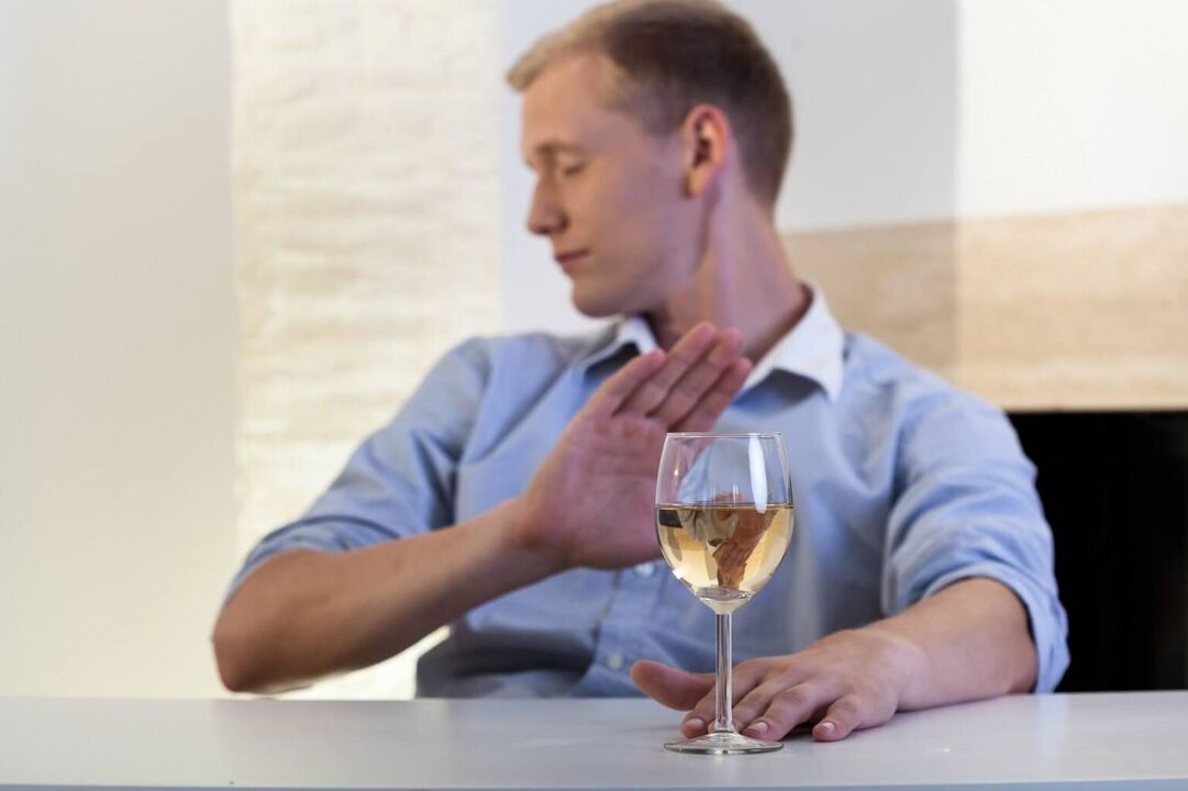 Al darse cuenta del problema, un hombre puede dejar de beber alcohol por sí solo.