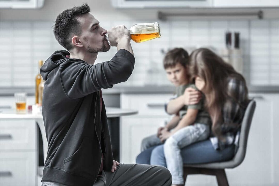 El alcoholismo masculino puede destruir una familia