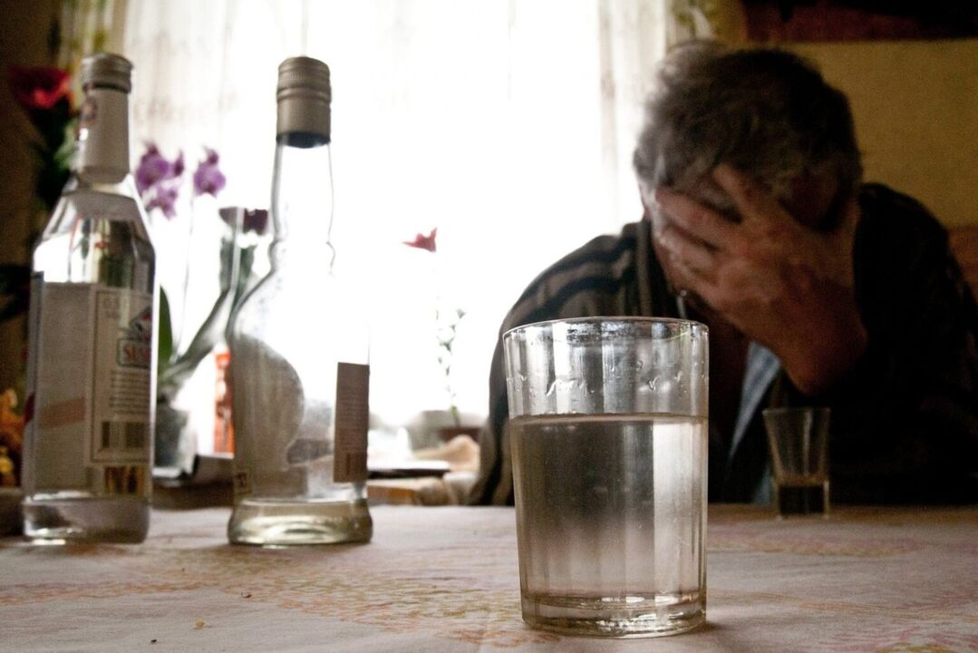 La falta de control sobre la cantidad de bebida es un signo del desarrollo del alcoholismo.